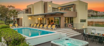 Exclusive villa with jacuzzi and heatable pool
