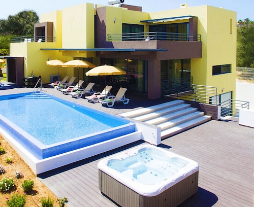 6BR w/ Heatable Pool, Jacuzzi & Games Room