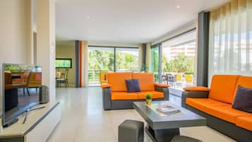 Tv, bordsfotboll och ett bordtennisbord