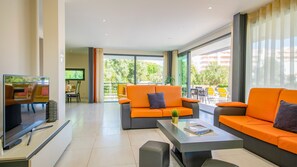 Fernseher, Tischfußball, Tischtennisplatte