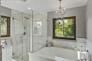 Badewanne, Haartrockner, Handtücher