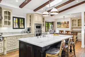 Geladeira, micro-ondas, fogão, lava-louças