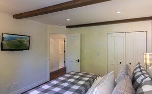 3 bedrooms, iron/ironing board, WiFi, bed sheets - Belle Epoque: Beautifully Remodeled Carmel Woods Home (Carmel)