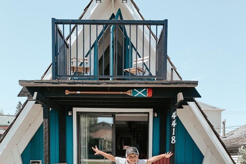 Cozy A-frame cabin 1/2 block from the gorgeous Sylvan Lake beach, parks & pubs