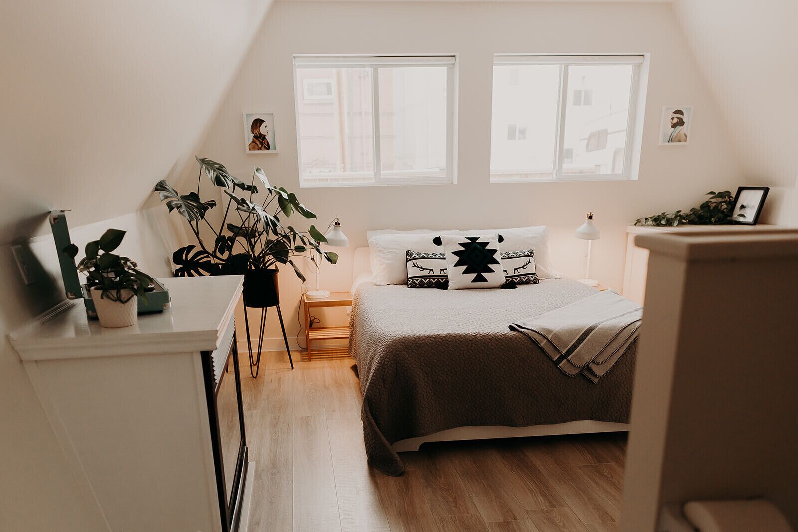 Cozy A-frame cabin 1/2 block from the gorgeous Sylvan Lake beach, parks & pubs