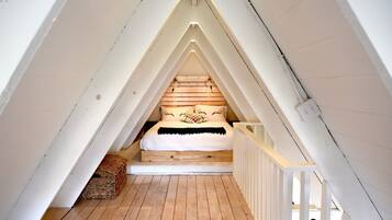 2 bedrooms, travel crib, free WiFi, bed sheets