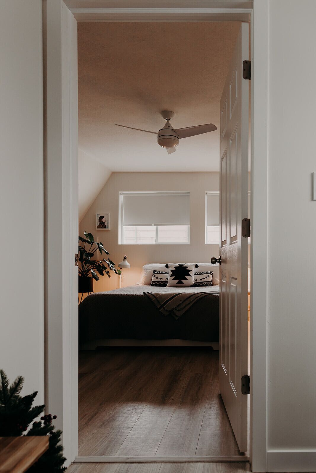 Cozy A-frame cabin 1/2 block from the gorgeous Sylvan Lake beach, parks & pubs