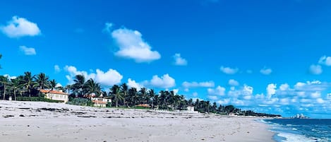 Perto da praia, espreguiçadeiras, toalhas de praia 