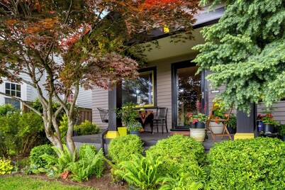 Colorful Roseway Bungalow - a classic Portland charmer in a sweet neighborhood