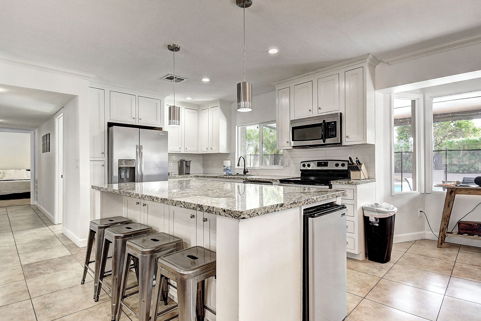 Refrigerador, microondas, horno y parrilla de estufa 