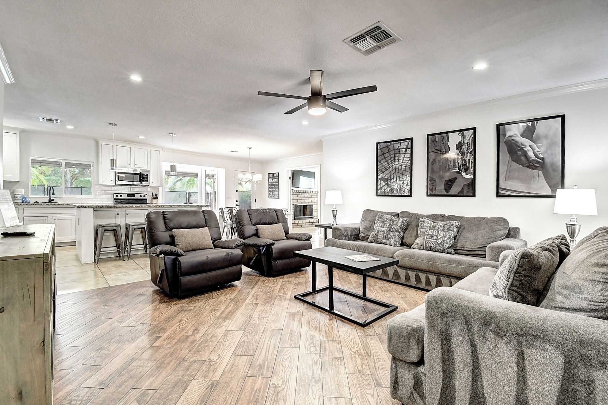 Smart TV, chimenea, futbolito y estéreo 