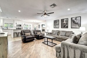 TV connectée, cheminée, baby-foot, chaîne hi-fi