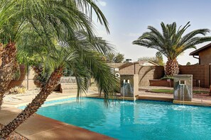 Een buitenzwembad en een verwarmd zwembad