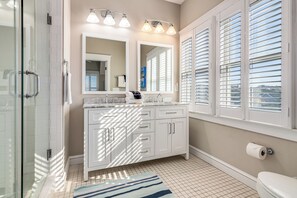 Tina con regadera, secadora de cabello, toallas 