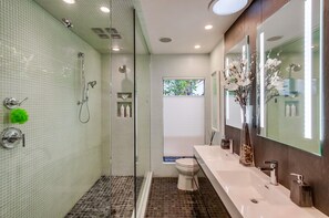 Badewanne, Haartrockner, Handtücher, Seife