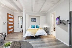 Betten mit Memory-Foam-Matratzen, Bügeleisen/Bügelbrett