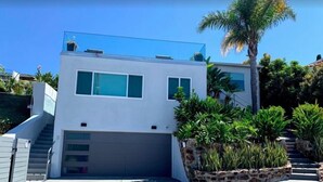 A modern two-story house with a garage, a staircase, and a well-maintained garden. - Modern Studio - Stunning Views! Centrally Located! (San Diego)