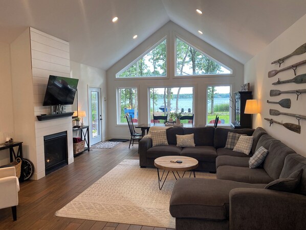 Smart TV, fireplace, DVD player, books - Welcome to Bearfeet Retreat on Adney Lake - Crosby Minnesota (Crosby)