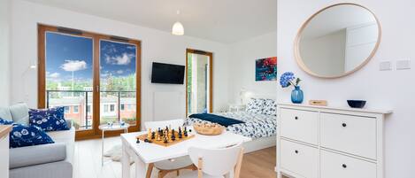 Estudio Confort | Área de sala de estar | Smart TV de 40 pulgadas con canales vía satélite y televisión