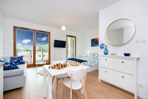 Comfort Studio | Living area | 40-inch Smart TV with satellite channels, TV - Baltico Studio Apartment (Gdansk)