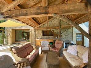 TV, lareira, videogames, DVD player