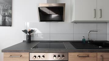 Køleskab, mikrobølgeovn, ovn, kogeplade