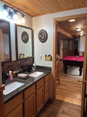 Combined shower/tub, hair dryer, towels, toilet paper - Castle Rock Lakefront Getaway / 5BR/ Sleeps 10 + Fire Pit (Necedah)