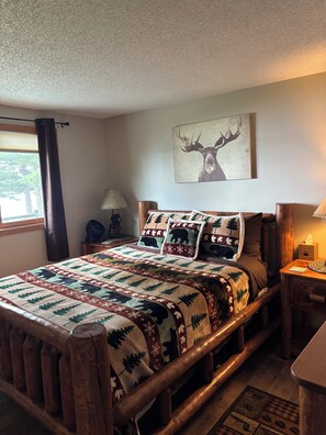 5 bedrooms, iron/ironing board, WiFi, bed sheets - Castle Rock Lakefront Getaway / 5BR/ Sleeps 10 + Fire Pit (Necedah)