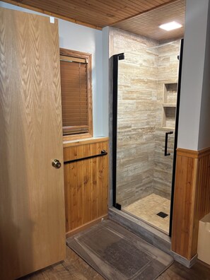 Combined shower/bathtub, hair dryer, towels, toilet paper - Castle Rock Lakefront Getaway / 5BR/ Sleeps 10 + Fire Pit (Necedah)