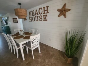 Dining - Venice Home Electric Heated Pool Near Manasota Key Beach! ⛱️ (Venice)