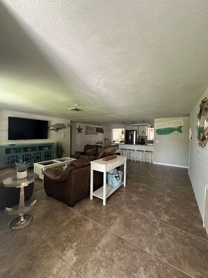 Smart TV, books - Venice Home Electric Heated Pool Near Manasota Key Beach! ⛱️ (Venice)