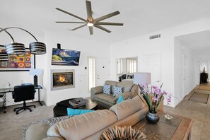 Smart TV, fireplace, offices, printers - Waterfront 1st Floor, Gated, 2 Bd,2Ba + Den, Family Friendly, Pet Friendly. (Scottsdale)
