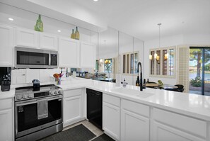 Fridge, microwave, oven, stovetop - Waterfront 1st Floor, Gated, 2 Bd,2Ba + Den, Family Friendly, Pet Friendly. (Scottsdale)