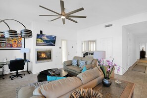 Living area - Waterfront 1st Floor, Gated, 2 Bd,2Ba + Den, Family Friendly, Pet Friendly. (Scottsdale)