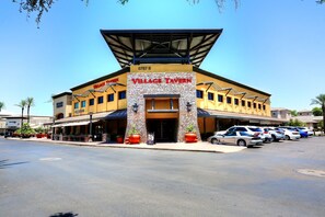 Exterior - Waterfront 1st Floor, Gated, 2 Bd,2Ba + Den, Family Friendly, Pet Friendly. (Scottsdale)