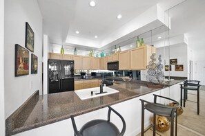 Fridge, microwave, oven, stovetop - Waterfront 1st Floor, Gated, 2 Bd,2Ba + Den, Family Friendly, Pet Friendly. (Scottsdale)