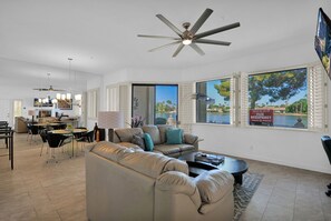 Living area - Waterfront 1st Floor, Gated, 2 Bd,2Ba + Den, Family Friendly, Pet Friendly. (Scottsdale)