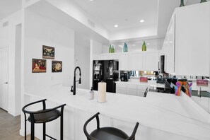 Private kitchen - Waterfront 1st Floor, Gated, 2 Bd,2Ba + Den, Family Friendly, Pet Friendly. (Scottsdale)