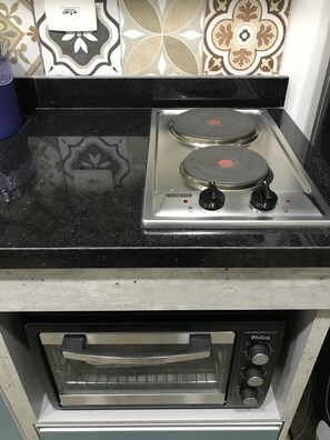 Geladeira, micro-ondas, fogão, cooktop