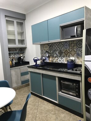 Geladeira, micro-ondas, fogão, cooktop