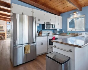 Frigorifero, microonde, forno, piano cottura