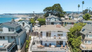 A coastal residential area with houses featuring balconies and a view of the sea. - Bay Watch Beach House (Santa Cruz)