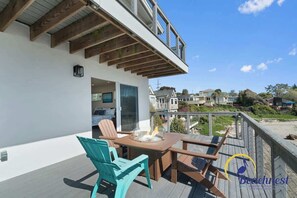 Outdoor dining - Bay Watch Beach House (Santa Cruz)
