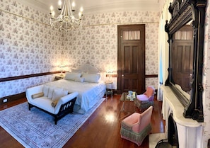 2 bedrooms, iron/ironing board, free WiFi, bed sheets - 2-bdrm. king balcony suite, cont'l breakfast one block from Fr Quarter and Frenchmen. Sleeps 6 (New Orleans)