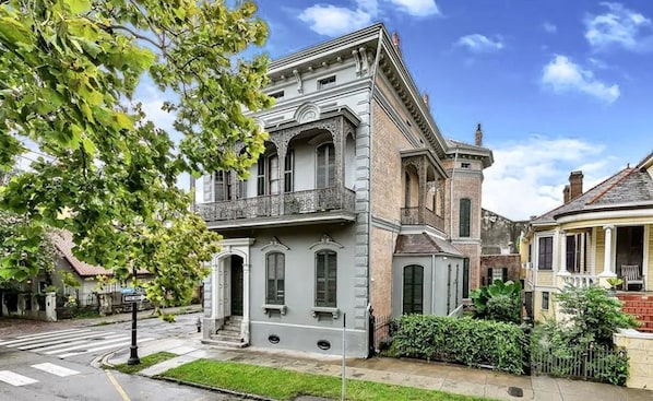 Exterior - 2-bdrm. king balcony suite, cont'l breakfast one block from Fr Quarter and Frenchmen. Sleeps 6 (New Orleans)