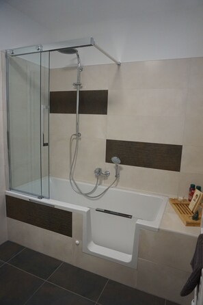 Ensemble douche/baignoire, sèche-cheveux, serviettes fournies, savon