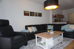 Smart TV, DVD player, books, video library - Vacation apartment on the edge of the forest with telephone and internet (Bad Tabarz)