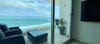 Nice apartment with large terrace facing the sea