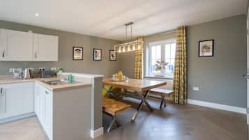 House | Private kitchen | Fridge, microwave, oven, dishwasher