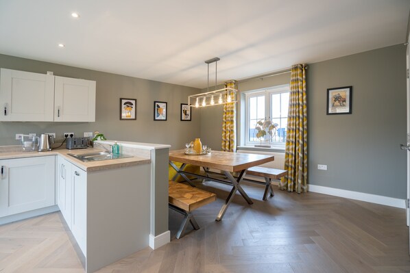 House | Private kitchen | Fridge, microwave, oven, dishwasher - 6 Bedroom New Build Detached House in Bicester (Bicester)